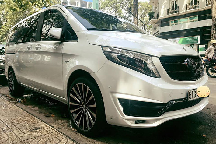 Bên cạnh đó, xe còn sở hữu hệ thống treo Agility Control, giúp xe luôn vận hành êm ái trước những thay đổi liên tục của mặt đường với 4 chế độ lái khác nhau. Tại thị trường Việt Nam, mẫu xe minivan Mercedes-Benz V250 phiên bản 2015 từng được phân phối chính hãng với mức giá khoảng 2.569 tỷ đồng (đã bao gồm thuế GTGT).