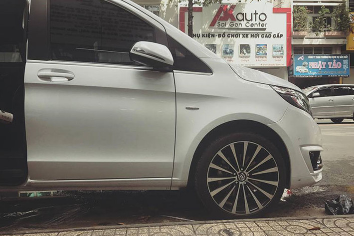 Chiếc minivan nhà Mercedes-Benz thuộc sở hữu của tay chơi siêu xe đình đám nhất Việt Nam sở hữu gói độ mới bao gồm cản trước và cản sau hầm hố hơn so với nguyên bản trước đây, bên cạnh đó lưới tản nhiệt với các thanh màu đen có thêm logo "Larte Design" nằm chính giữa đầy cá tính.