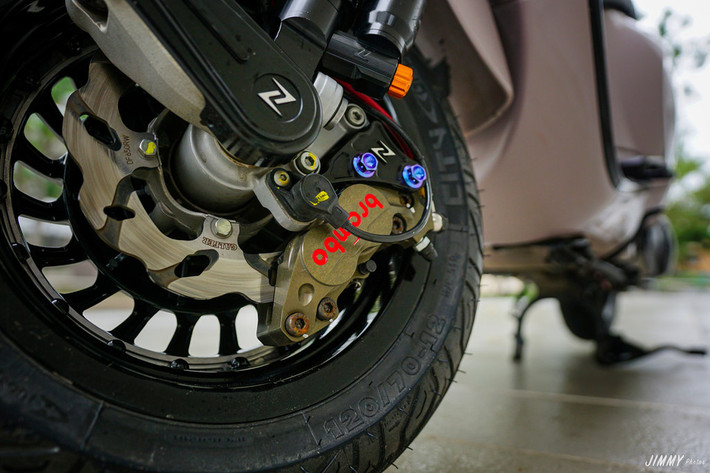Hệ thống phanh trước hiệu Brembo P4 3-/40, đi cùng đĩa Galfer có khả năng chịu nhiệt cao. Mặc dù đường kính đĩa khá nhỏ nhưng lực phanh của Brembo giúp người lái an toàn hơn trong những tình huống khẩn cấp.