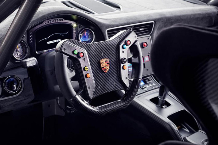 Gương bên hông của Porsche 935 lấy từ chiếc 911 RSR, đi cùng với đó là bộ mâm 18 inch của xe sẽ có màu xám Agate nhưng khách hàng cũng có quyền yêu cầu lựa chọn mâm sơn màu hồng Martini.