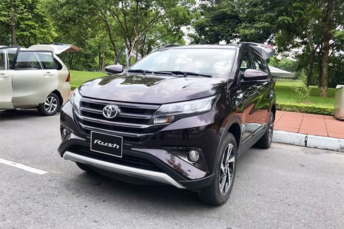 Mẫu xe Toyota Rush mới là chiếc SUV cỡ nhỏ 7 chỗ ngồi, tiền thân chính là mẫu Daihatsu Terios vốn ra mắt lần đầu từ năm 1997. Ở thế hệ đầu và cả thế hệ thứ hai (2006), đa số vẫn chỉ biết đến cái tên Terios do đây mới là bản bán ra quốc tế, còn ở thị trường Nhật Bản nó mới có tên Rush.