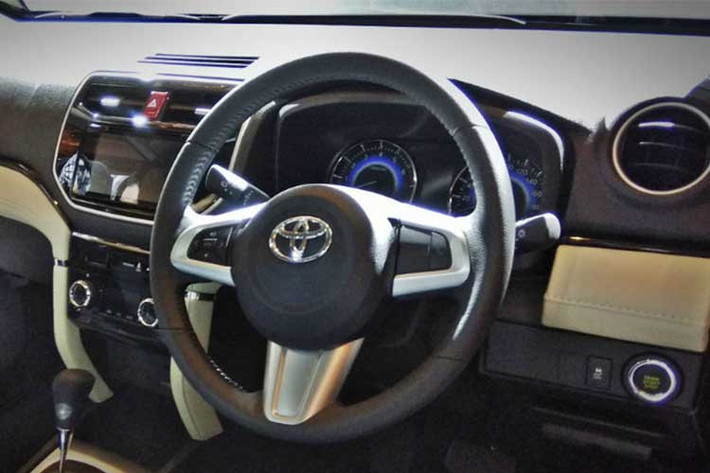 Dù có vẻ ngoài không bắt mắt nhưng nội thất của Rush được trang bị khá nhiều tiện ích, đang chú ý là 3 hàng ghế với 7 chỗ ngồi. Trong đó, nổi bật nhất là hệ thống thông tin giải trí với màn hình cảm ứng 7 inch, tích hợp kết nối USB, Bluetooth và có khả năng trình chiếu nội dung trên điện thoại thông qua giao thức Miracast.