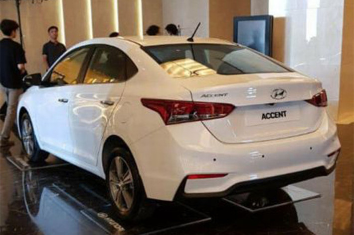 Khoang hành lý của xe có thể tích 387l. Dù có thân xe ngắn nhưng nhờ có vòm mái cong mềm và thấp theo kiểu coupe nhưng Accent 2018 trông vẫn khá thanh thoát và khá ưa nhìn so với các đối thủ cùng phân khúc.