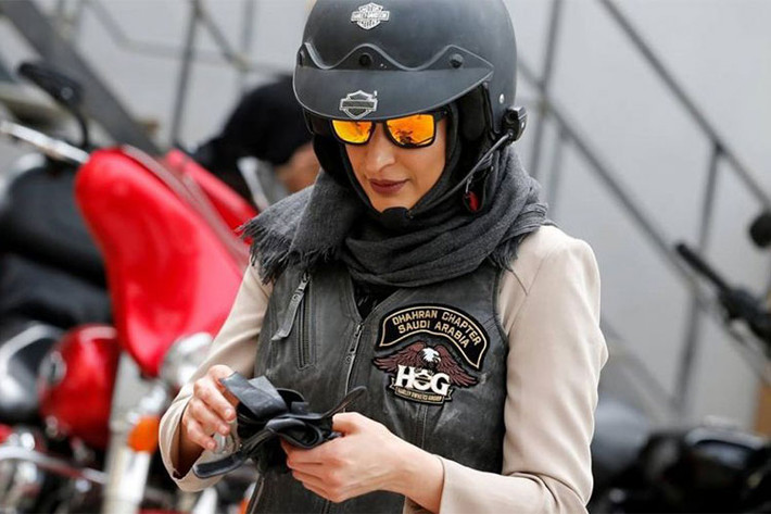 Và chỉ sau gần hai tháng hiện thực quy định này, đã có 8 biker nữ Ả Rập đứng ra thành lập hội nhóm chơi xe “Ladies of Harley” – Riyadh Chapter.