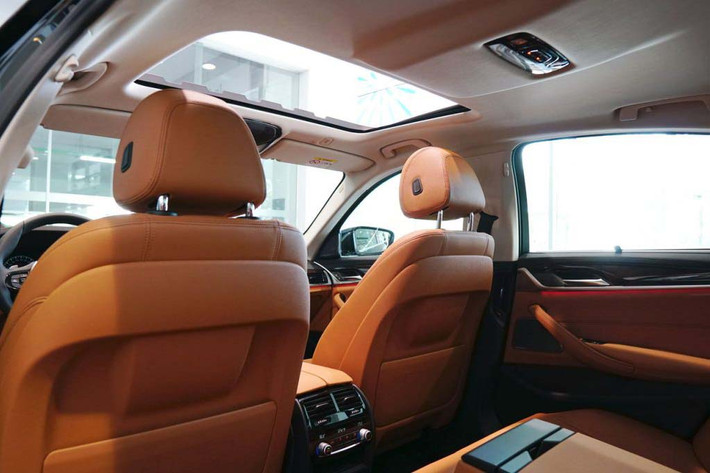 Tính thân thiện với người dùng được nâng cao, hệ thống iDrive thế hệ mới nhất đã được tích hợp trên chiếc BMW Series 5 hoàn toàn mới. Hệ thống này đặc biệt hiển thị các tính năng điều hướng, điện thoại và giải trí, cộng với các chức năng có trên màn hình tuỳ chọn với độ phân giải cao 10,25 inch có thể bằng lệnh thoại hoặc cử chỉ hoặc chạm vào các hiển thị điều khiển trực tiếp theo ý muốn người lái.