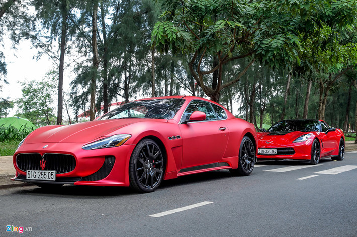 Maserati Granturismo là mẫu coupe bốn chỗ ngồi nổi tiếng của hãng siêu xe Italy. Chiếc xe này được chủ xe độ lại phong cách MC Stradale, với hốc gió lớn ở cản trước. Đỗ ngay phía sau là chiếc xe thể thao Chevrolet Corvette.