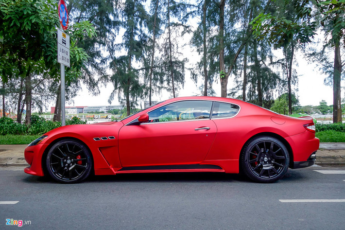 Hông xe cũng được độ bodykit với khe thoát gió ngay sau cản trước, giảm lực cản không khí, đồng thời tăng độ bám đường.