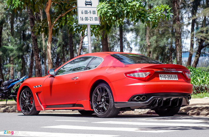 Maserati Granturismo mang vẻ lịch lãm kiểu Italy nhưng vẫn không kém phần thể thao. Xe sử dụng động cơ 4,2 lít V8, công suất 402 mã lực, mô-men xoắn cực đại 420 Nm. Hộp số tự động ZF 6 cấp với chức năng sang số bằng tay gắn trên vô-lăng. Granturismo tăng tốc lên 100 km/h trong vòng 5,2 giây từ vị trí xuất phát. Vận tốc tối đa 285 km/h.