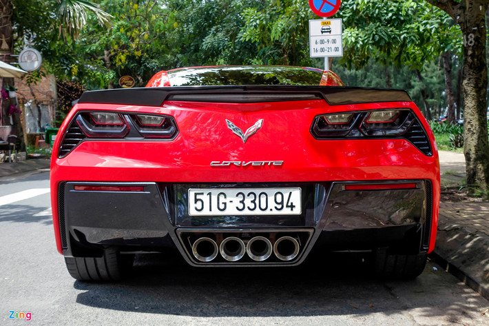 Trái ngược với phong cách lịch lãm của những chiếc xe Italy, Corvette mang vẻ đẹp hung bạo, phá cách kiểu Mỹ. Bốn họng xả cỡ lớn được đặt ở trung tâm cản sau. Chiếc xe được giữ gần như nguyên bản. Mức giá của mẫu xe cơ bắp Corrvette tại Việt Nam là từ 4 đến 6 tỷ đồng.