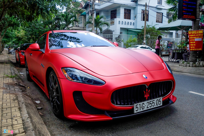 xe thể thao hạng sang Maserati Granturismo được thiết kế có nhiều điểm chung với "người anh em" Ferrari 599 GTB, thể hiện ở nắp ca-pô dài, thiết kế 2+2 chỗ ngồi. Xe được chủ dán một lớp decal mới màu đỏ nhám.