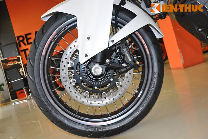 KTM 1290 Super Adventure phiên bản 2015 được trang bị hệ thống phanh ABS cho cả phanh trước và sau.