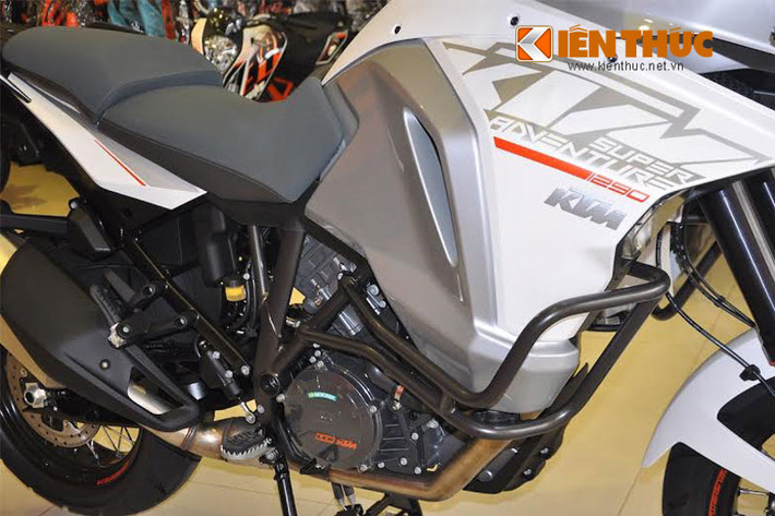 Xe sử dụng động cơ V-twin góc nghiêng 75 độ, dung tích 1.301 phân khối cho công suất 160 mã lực, đi cùng hộp số côn tay 6 cấp và được làm mát bằng dung dịch.