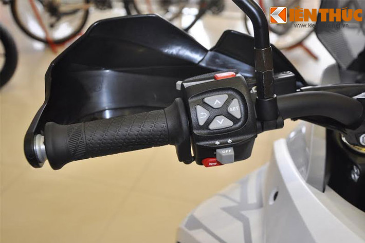 Xe được trang bị những tính năng về công nghệ hỗ trợ người lái như: Hệ thống ly hợp chống trượt bánh PASC, hệ thống treo bán chủ động điều khiển điện tử lên phuộc trước và phuộc sau dạng WP, kiểm soát độ bám đường, chức năng sưởi ghế cho người lái và người ngồi sau...