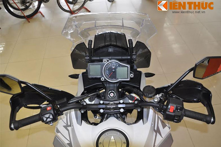 Hệ thống kiểm soát hành trình (Cruise Control) lần đầu tiên được áp dụng một chiếc môtô như 1290 Super Adventure .