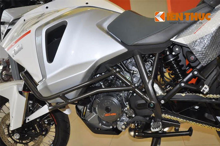 Xe được trang bị sẵn khung ống thép bảo vệ máy và hốc thông gió mới ở phía trước đầu gối người lái.