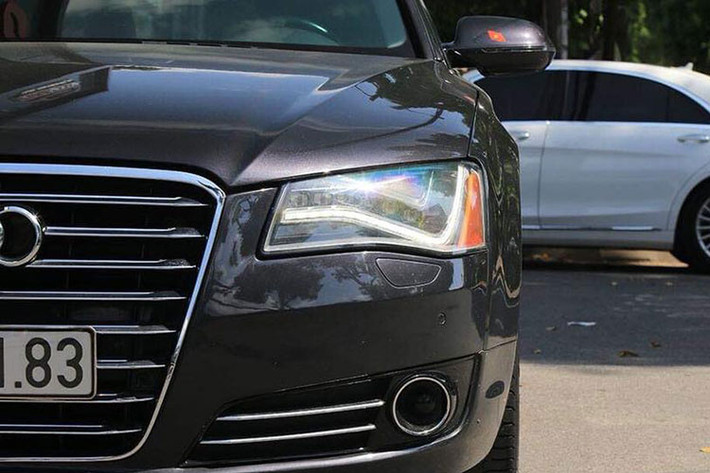 Mẫu sedan đầu bảng của Audi được thiết kế phần đầu xe với lưới tản nhiệt dạng thanh ngang. Xe sử dụng hệ thống chiếu sáng full LED được cách điệu khá ấn tượng. Thân xe thiết kế dài, sang trọng và mạnh mẽ.