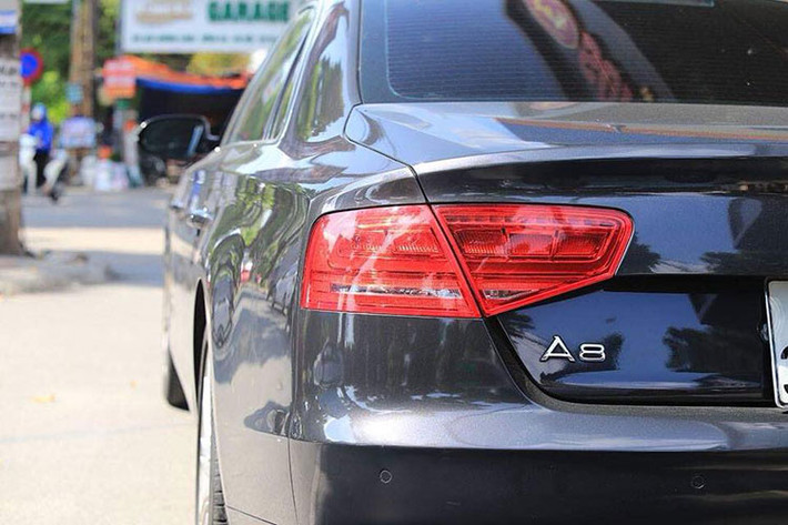 Cụm đèn hậu trên Audi A8 phiên bản 2010 này cũng được thiết kế dạng LED, cản sau nổi bật với 2 ống xả lớn, đặt thấp được chia đều 2 bên. Ngoài ra, chi tiết nổi bật nhất của thân xe chính là bộ mâm hợp kim 10 chấu với kích cỡ 20 inch.