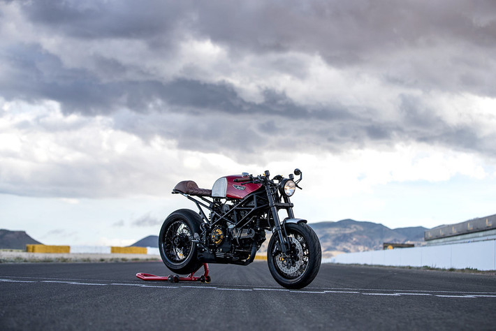 Hiện nay, mẫu xe Scrambler Cafe Racer của Ducati đang được những người hâm mộ dòng xe cafe racer ưa chuộng. Tuy nhiên, một tay độ tên Michael Thalmann đến từ Thụy Sĩ vẫn chưa hài lòng với mẫu xe đó nên đã tự tạo ra bản độ cafe racer đặc biệt cho riêng mình, dựa trên chiếc xe môtô Ducati Monster S2R 2006 cũ.