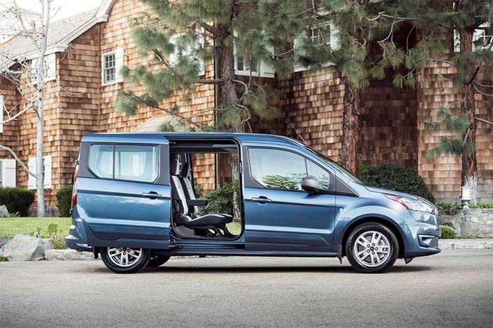 Với cửa dạng trượt và 3 hàng ghế cũng thiết kế gần gũi không thay đổi quá nhiều, Ford tiếp tục coi chiếc van nằm trong phân khúc "gần minivan" nhất và phù hợp với nhu cầu sử dụng của cả nhóm khách hàng ưa thích dòng van truyền thống lẫn nhóm khách hàng trẻ tuổi hơn.