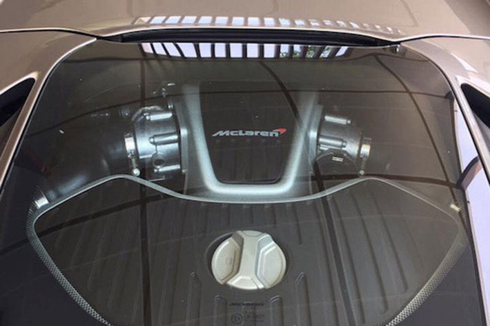Động cơ của McLaren 650S Spider là loại Twin-turbo 3.8L V8 sản sinh công suất 650 mã lực tại 7.250 vòng/phút, mô-men xoắn 678 Nm tại 6.000 vòng/phút. Tương tự bản Coupe, siêu xe này cần 3 giây để tăng tốc từ 0-100km/h, 8,2 giây từ 0-200km/h, trước khi đạt tốc độ cực đại 328 km/h.