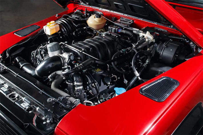 Bên cạnh sức mạnh động cơ đầy mạnh mẽ, Defender Works V8 còn được hỗ trợ an toàn bởi hệ thống phanh nâng cấp, cũng như các lò xo giảm xóc cải tiến, bộ giảm chấn và các thanh chống lật tăng cường, cung cấp cho xe khả năng xử lý tốt hơn trên nhiều loại địa hình.