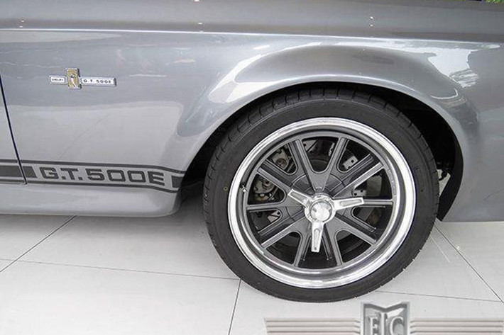 Ban đầu dự kiến 427 chiếc sẽ được đưa vào sản xuất nhưng một số nguồn tin xác nhận chỉ có 75 chiếc thực sự ra đời, và mỗi chiếc đều được đánh số thứ tự với chữ ký xác nhận của Carroll Shelby.