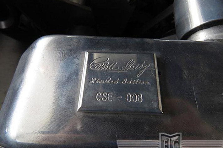 Chiếc xe Eleanor 2002 này có số thứ tự 008, phía trên là chữ ký của cha đẻ của rắn hổ mang Carroll Shelby.