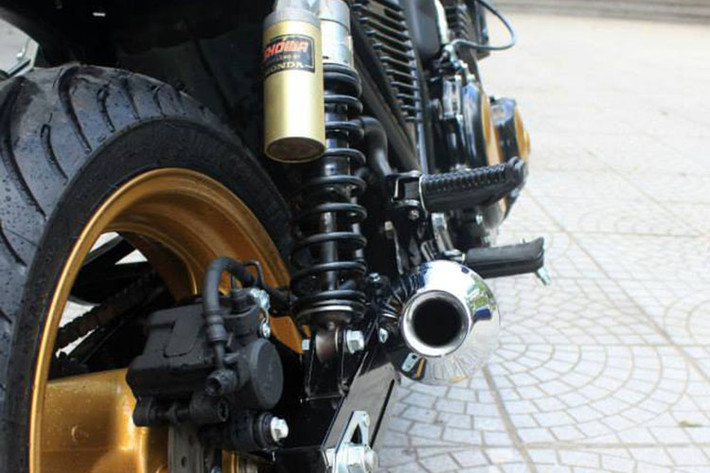 Hình dáng tổng thể là cafe racer nhưng hầu hết bộ phận trên xe đều là hàng mới hoặc tự chế thủ công, loại ống xả cũ đã được thay mới.