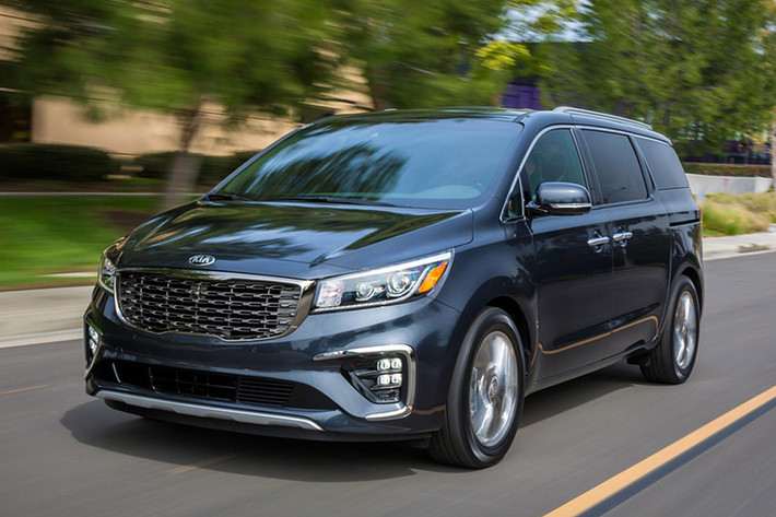 Mẫu MPV cỡ lớn Kia Sedona cũng góp mặt trong danh sách. Tại Việt Nam, Sedona được đánh giá cao ở trang bị tiện nghi và an toàn, nội thất rộng rãi, lựa chọn tốt trong tầm giá và đa dạng phiên bản động cơ xăng & dầu (trong đó động cơ dầu được yêu thích nhất). Giá xe Kia Sedona bán ra từ 1,129 tỷ đồng tại Việt Nam.