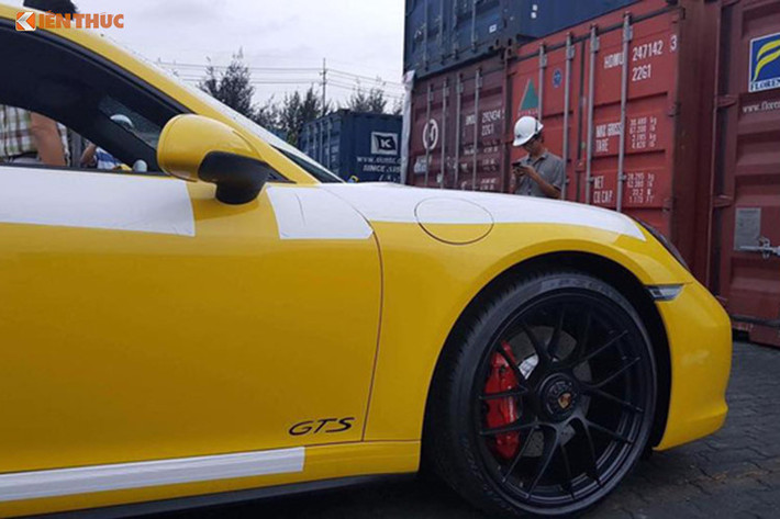 Chưa hết, hệ thống vận hành của 911 Carrera GTS 2017 còn nổi trội với trang bị hộp số PDK 7 cấp giúp xe đạt khả năng tăng tốc từ 0 đến 100km/h trong vòng 3,7 giây trước khi đtạ tốc độ tối đa 310 km/h. Theo công bố của nhà sản xuất, mức tiêu thụ nhiên liệu kết hợp của xe cũng khá ấn tượng, ở mức là 8.3 lít/100km.