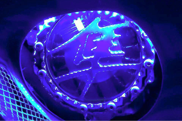 Logo biểu tượng của "thần gió" Hayabusa với ánh đèn xanh chiếu vào nền crom cho ánh sáng cực đẹp.