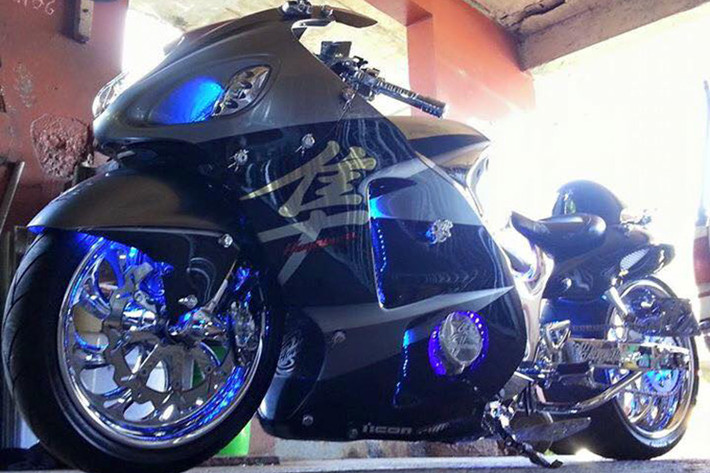 "Thần gió" Suzuki Hayabusa được trang bị hệ thống đánh lửa và phun xăng điện tử, đạt công suất 198 mã lực tại vòng tua máy 9.500 vòng/phút, mô-men xoắn 155 Nm tại vòng tua 7200 vòng/phút.