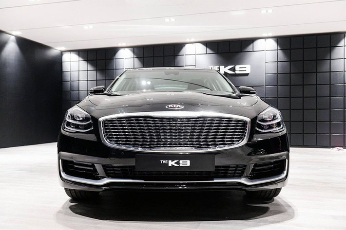Hyundai, Kia và thương hiệu hạng sang Genesis đã và đang sẽ phát triển, nâng cấp những chiếc sedan cỡ lớn như: K900/Quoris/K9 và G80 để chúng trở nên thu hút khách hàng hơn nhằm đối đầu với các hãng xe đến từ Đức và Nhật như: Audi A8, BMW 7 Series, Mercedes S-Class và Lexus LS.