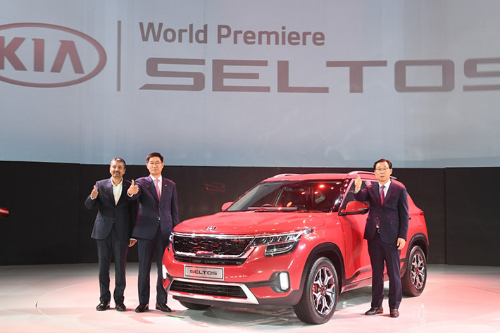 Mẫu xe Kia Seltos 2020 hoàn toàn mứoi vừa ra mắt tại New Delhi, Ấn Độ đã thu hút sự chú ý của cộng đồng xe hơi trên thế giới. Như vậy sau những bức ảnh "mồi", những đoạn teaser đầu úp mở, cuối cùng người hâm mộ cũng được chạm tay vào Seltos - "đứa con của thần" nhà Kia.