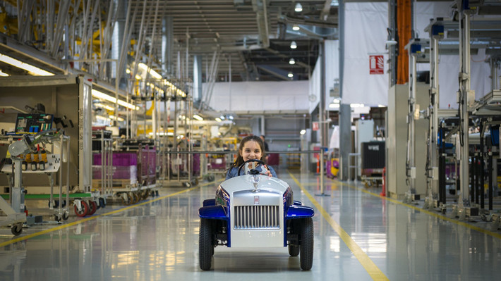 Một năm trước, hãng xe sang Rolls-Royce đã lên kế hoạch cho ra đời sản phẩm nhỏ nhất trong lịch sử sản xuất xe của mình. Mẫu xe Rolls-Royce SRH được chế tạo dành riêng cho khoa nhi của bệnh viện St Richard tại thị trấn Chichester, West Sussex, Anh quốc.