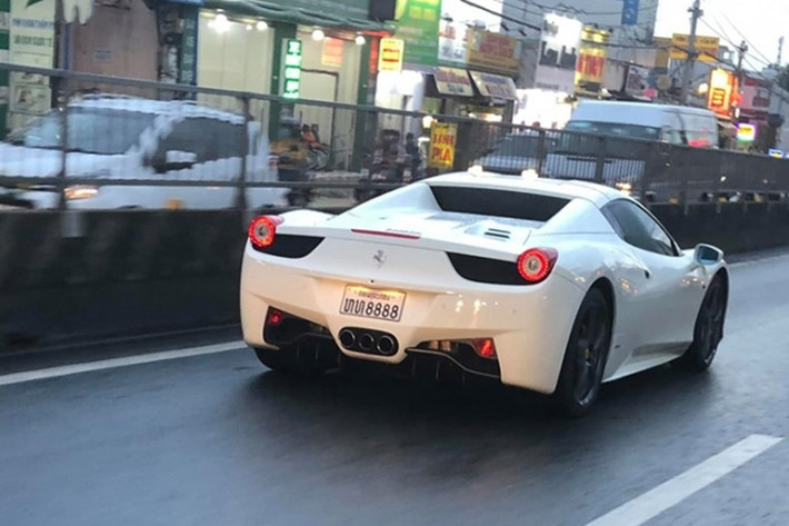 Siêu xe Ferrari 458 Spider mang biển "tứ quý" 8 của nước bạn Lào rất đẹp mắt của hot girl Sài thành sở hữu ngoại thất sơn màu trắng đi kèm bộ mâm sơn màu tối và kẹp phanh màu vàng nổi bật. Phía đuôi xe là bộ ống xả "3 nòng" thiết kế chính giữa đầy chất thể thao.