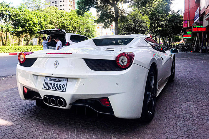 Phiên bản mui trần của Ferrari 458 Italia sử dụng động cơ V8, dung tích 4.5 lít, sản sinh công suất tối đa 562 mã lực tại vòng tua 9.000 vòng/phút và mô-men xoắn cực đại 540 Nm. Động cơ kết hợp với hộp số ly hợp kép 7 cấp, nhờ đó, siêu xe mui trần Ferrari 458 Spider mất 3,4 giây để tăng tốc lên 100 km/h từ vị trí xuất phát trước khi đạt tốc độ tối đa 320 km/h.