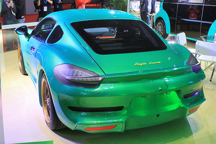 Thậm chí ngay đến logo trên nắp capô cũng bắt chước thương hiệu của nhà sản xuất Porsche. Được chế tạo ở tỉnh Tô Châu, Eagle Came là một chiếc xe điện hoàn toàn, có thể gia tốc từ 0-100 km/h trong vòng 4,8 giây, nhưng điều không ai ngờ là tốc độ tối đa của nó chỉ là 120 km/h.