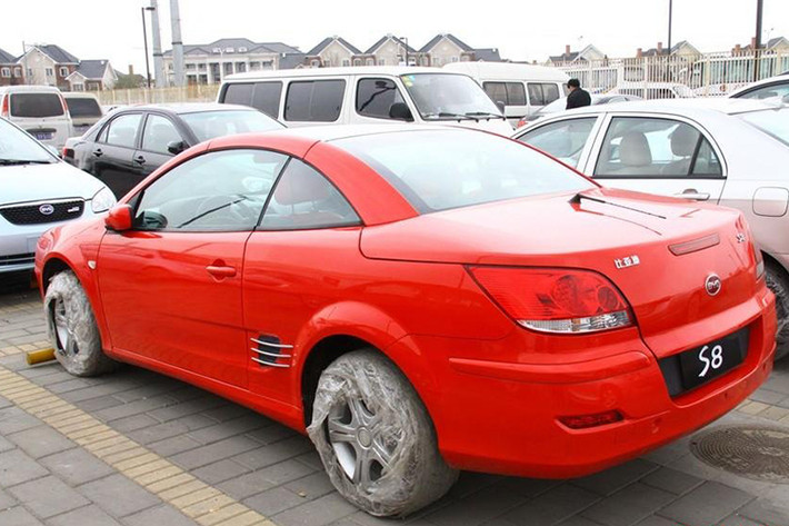 Không giống như mẫu xe của Mercedes, BYD S8 sử dụng hệ dẫn động cầu trước và trang bị động cơ 4 xi-lanh, dung tích 2.0 lít sản sinh 140 mã lực thay vì một máy V6 mạnh mẽ. Thậm chí nó cũng có một phần mui kim loại có thể gập vào giống như SLK-Class.