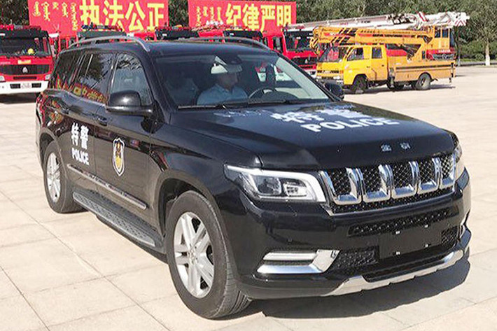 Hệ dẫn động của BJ90 cũng đều là của Mercedes nên người mua có hai lựa chọn động cơ gồm V6 tăng áp kép dung tích 3.0 lít với 333 mã lực hoặc V8 tăng áp kép dung tích 4.0 lít với 421 mã lực. Động cơ có thể ghép cặp với hộp số tự động 7 cấp và hệ thống 4Matic AWD đều của Mercedes. Thậm chí, nội thất của mẫu xe này cũng là từ Mercedes.
