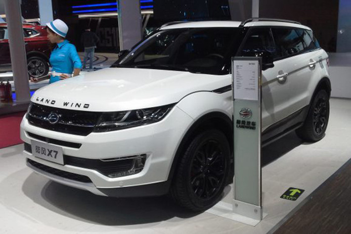 SUV Land Wind X7 khẳng định danh tiếng của nó thông qua việc nhái giống Land Rover Range Rover Evoque đến như thế nào. Thậm chí, Jaguar Land Rover đã kiện nhà sản xuất Jiangling Motor cho mẫu xe có thiết kế y chang này, nhưng đương nhiên chỉ là công cốc mà thôi.