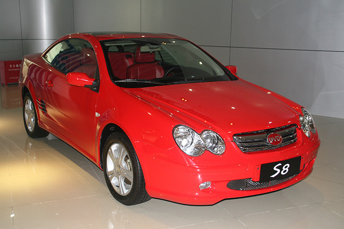 Liệu đây có phải một mẫu Mercedes-Benz CLK-Class mui trần gắn lại nhãn hiệu khác? Không, nó là một chiếc BYD S8. S8 lần đâu tiên ra măt ở dạng concept tại Triển lãm Ô tô Thượng Hải 2006 và rồi đi vào sản xuất thương mại trong năm 2009. Không may (thực ra là may mắn), nó chỉ tồn tại có một năm vì chỉ có 7 chiếc được bán.