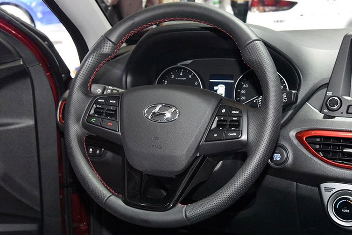 Vô lăng của xe được thiết kế đa chức năng 3 chấu, ghế lái chỉnh điện 8 hướng cùng hệ thống thông tin giải trí với màn hình 8 inch, tương thích Apple CarPlay và Baidu CarLife mang đến vẻ trẻ trung cho nội thất của Hyundai Celesta Wagon. Thêm vào đó là cửa gió điều hòa hàng ghế sau để tạo sự thoải mái cho hành khách.