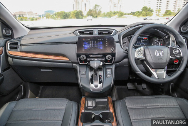 Ở bên trong nội thất, CR-V thế hệ mới đã có bảng táp-lô với nhiều góc cạnh hơn so với thế hệ trước và được thiết kế với tính công thái học cao hơn, thân thiện hơn với người dùng. Nằm ở vị trí trung tâm là hệ thống thông tin giải trí hỗ trợ các kết nối smartphone Apple Carplay và Android Auto. So với phiên bản CR-V 2017 tại Thái, bản Malaysia sử dụng cần số truyền thống thay vì nút bấm chuyển số.