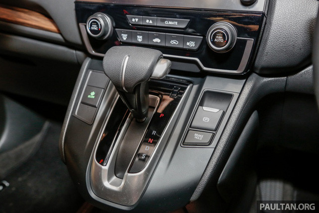 Như đã đưa tin từ trước đó, mẫu xe Honda CR-V 2017 mới tại Malaysia chỉ có phiên bản 5 chỗ chứ không có 7 chỗ. Đây là kết quả sau khi nghiên cứu thị trường của Honda Malaysia. rong khi đó, thể tích khoang hành lý của Honda CR-V 2017 khi hàng ghế thứ 2 không gập xuống là 522 lít. Con số tương ứng khi hàng ghế thứ 2 gập phẳng xuống sàn là 1.084 lít.