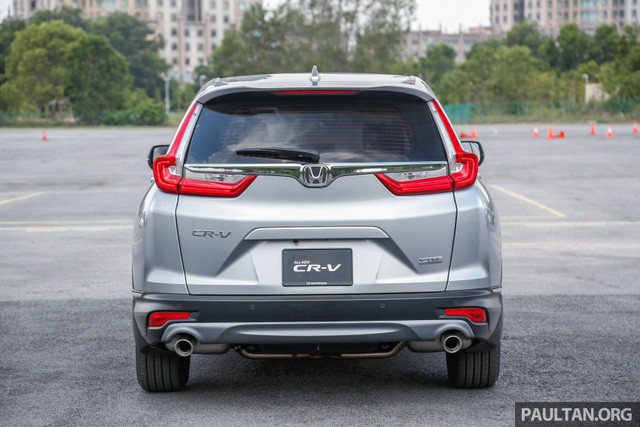 Các kích thước cơ bản của Honda CR-V 2017 bao gồm chiều dài tổng 4.584 mm, rộng 1.855 mm, cao 1.689 mm và chiều dài cơ sở 2.660 mm. So với phiên bản cũ, Honda CR-V mới ngắn hơn 6 mm, rộng hơn 35 mm và cao hơn 4 mm. Riêng chiều dài cơ sở tăng thêm 40 mm. Trong khi đó, đuôi xe nổi bật với những đường nét góc cạnh hơn, đèn hậu LED hình chữ L và thanh mạ chrome chạy ngang.