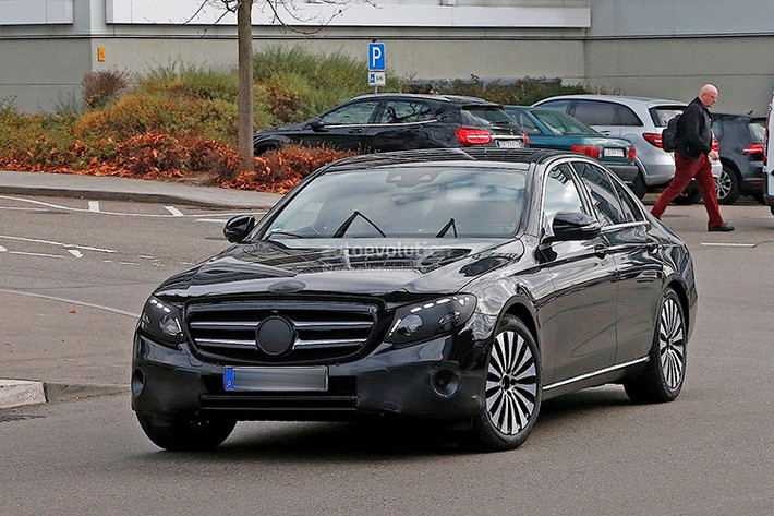 Ở phiên bản mới này, thiết kế ngoại thất của phiên bản Mercedes E-Class 2017 được lấy cảm hứng từ đàn anh S-Class, cũng như nhiều dòng xe thế hệ mới của hãng vừa ra mắt.