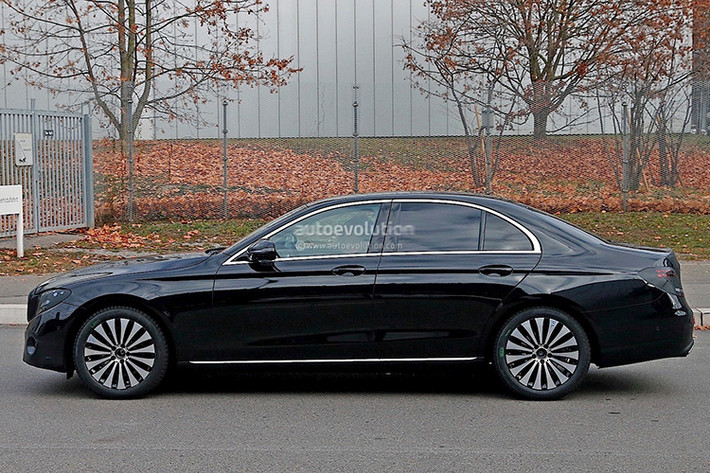 E-Class 2017 được trang bị hàng loạt công nghệ hiện đại, bao gồm khả năng tự đỗ xe mà không cần người lái, hệ thống thông tin giải trí Car-to-X và những trang bị an toàn Pre-SAFE Plus, hỗ trợ phanh chủ động ABA, hỗ trợ đánh lái tránh vật cản ESA, túi khí trong dây an toàn v.v..