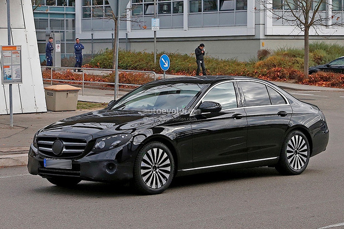 Về mặt nội thất, E-Class thế hệ mới vẫn tiếp tục sở hữu thiết kế sang trọng, hiện đại với điểm nhấn là những chi tiết bằng kim loại và da thật. Số lượng nút bấm được tối giản và màn hình LCD sẽ thay thế cụm đồng hồ truyền thống.