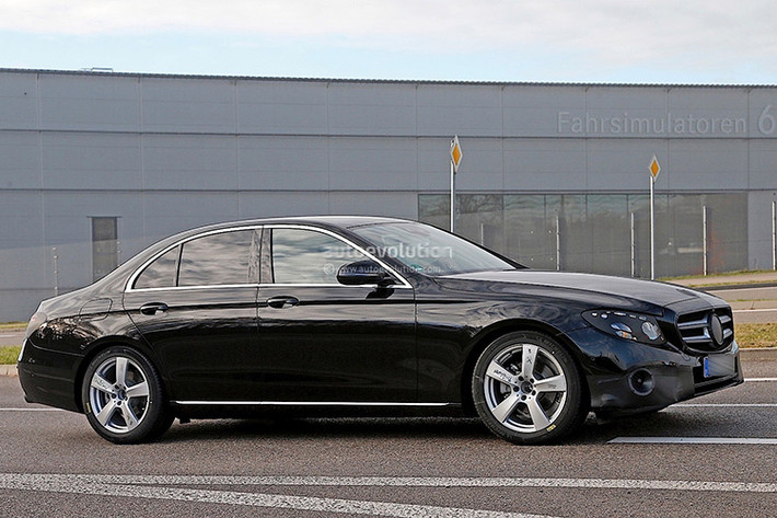 Một vài người sẽ không thích việc E-Class thiếu sự đột biến trong thiết kế khi so với S-Class và C-Class nhưng đó là định hướng từ lâu của Mercedes; mọi mẫu xe sẽ được lấy cảm hứng từ các mẫu flagship dòng GL và S-Class.